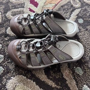 Womans Keen Newport shoes size 6.5 never worn